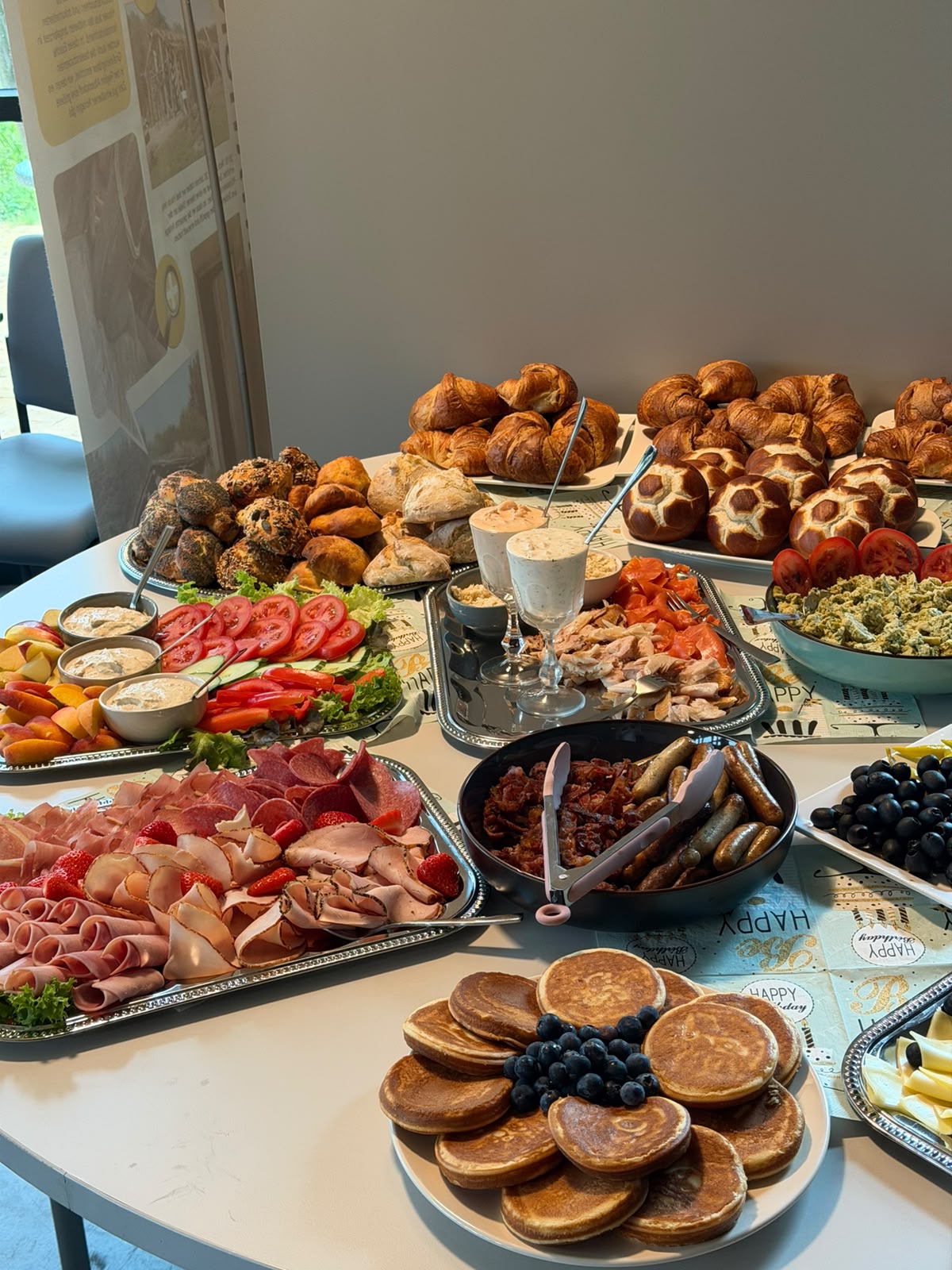 Liebevoll gedecktes Buffet im Steinzeit-Cafe für Gruppen und besondere Anlässe