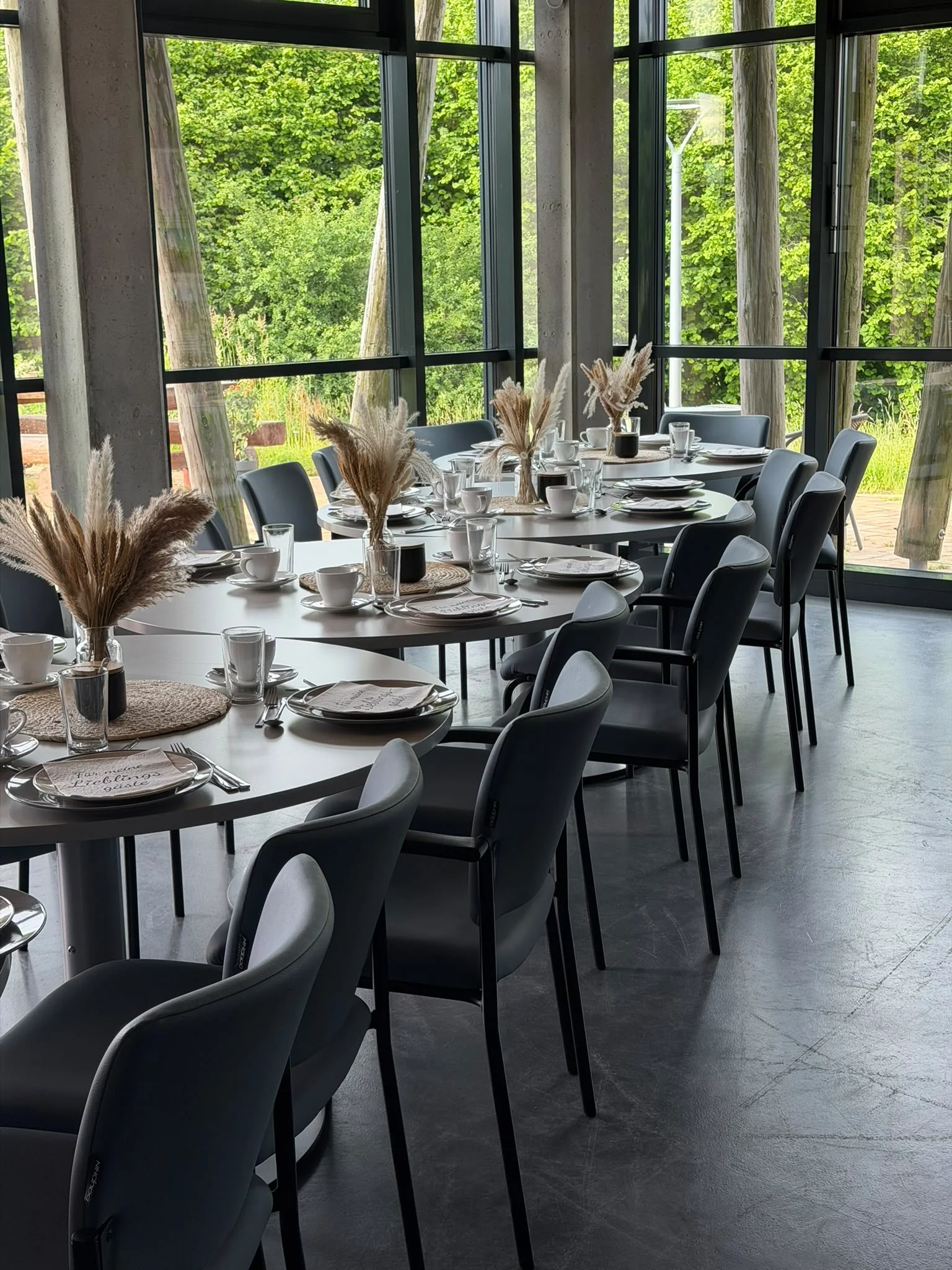 Gedeckte Tische im Steinzeit-Cafe mit Blick ins Grüne